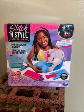 Cool Maker Neon Stitch ’N Style Fashion Studio Sewing Machine Kit Open Box New